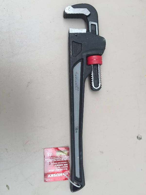 lot 48 image: 18 Husky Pipe Wrench