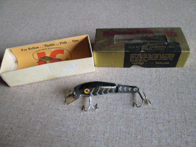 lot 6 image: Vintage L & S Bait company panfish ...