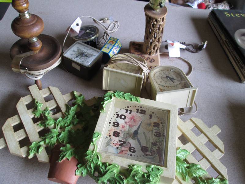 lot 22 image: Lot of vintage clocks and lamps...