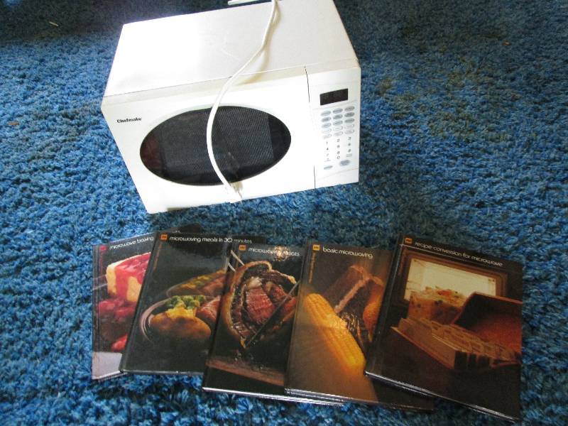 lot 35 image: Chefmate microwave with microwave o...