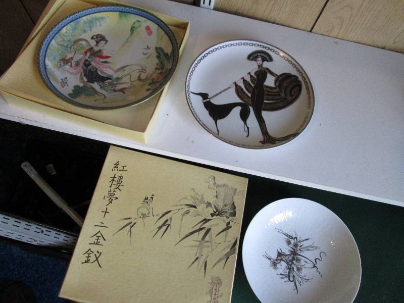 lot 43 image: Oriental theme collector plates...