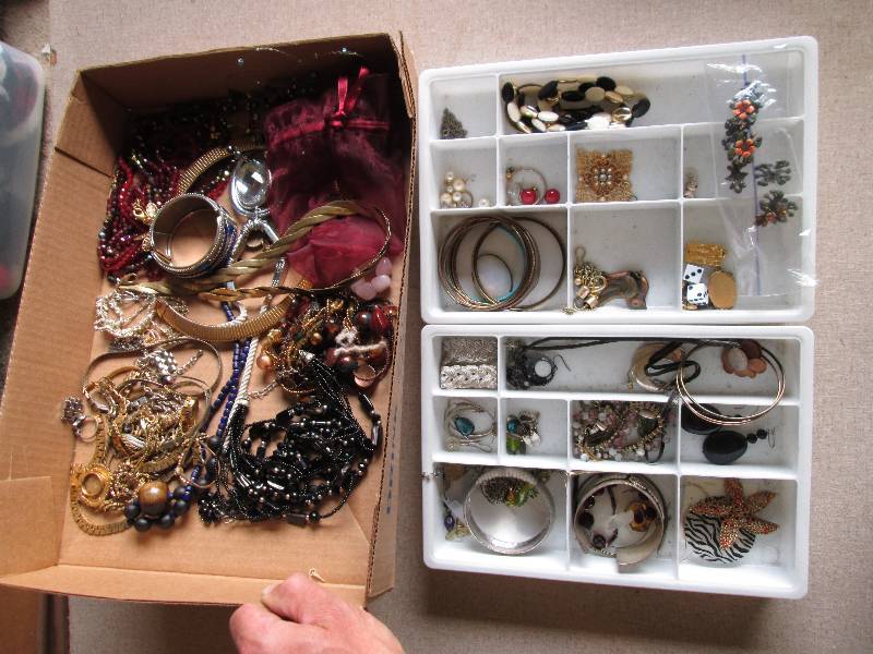 lot 47 image: Lot of assorted costume jewelry...