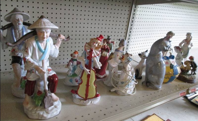 lot 54 image: Lot of assorted porcelain figures...