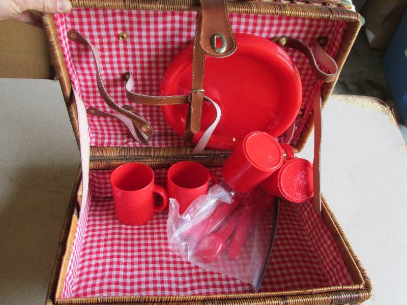 lot 81 image: Picnic basket filled with picnic it...
