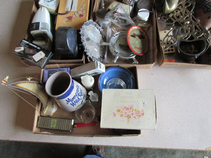 lot 100 image: Lot of assorted vintage dcor, gla...