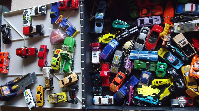 lot 127 image: Lot of assorted matchbox card in a ...