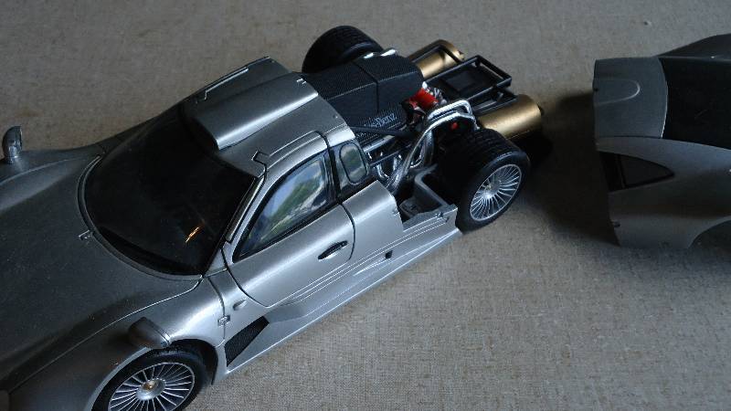 lot 128 image: Maisto 118 scale Mercedes model ca...