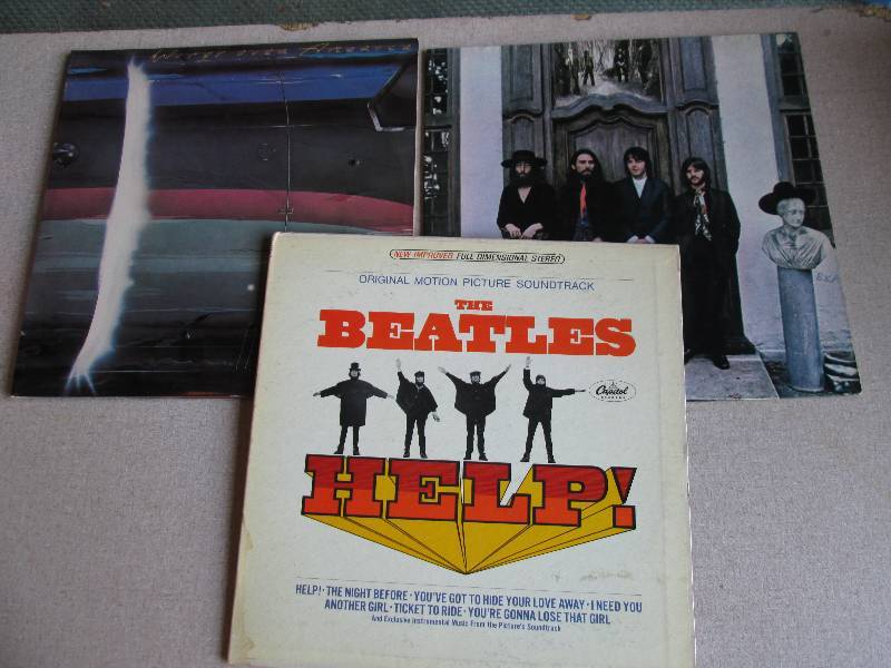 lot 109 image: 3 Beatles vinyl record albums...