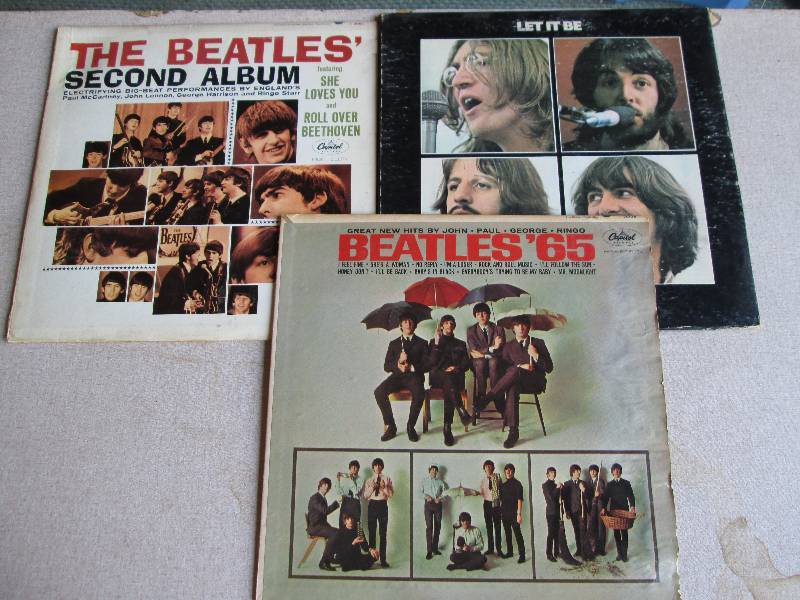 lot 112 image: 3 Beatles vinyl record albums...