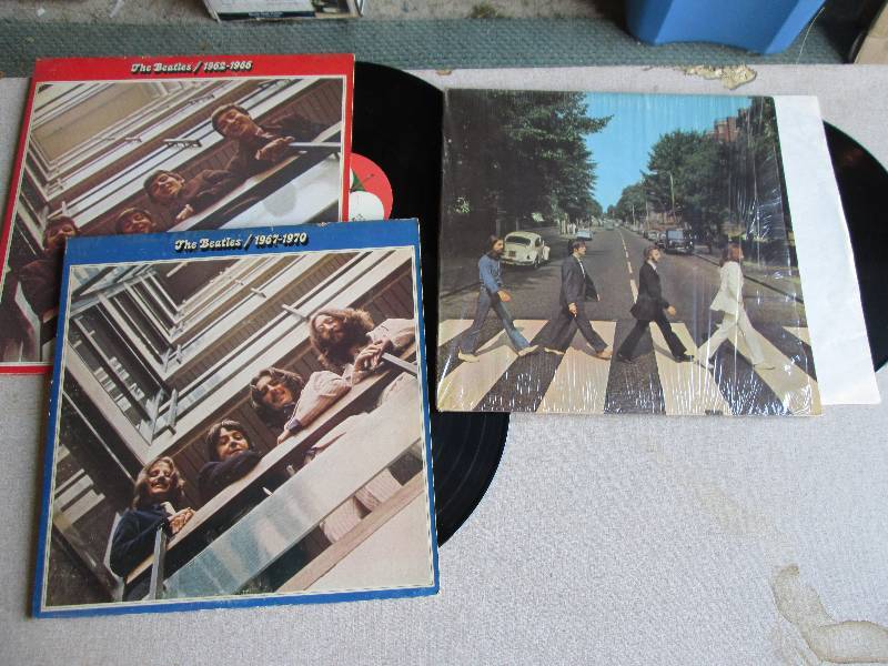 lot 113 image: 3 Beatles vinyl record albums...