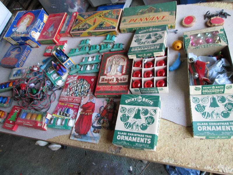lot 126 image: Lot of vintage Christmas decoration...