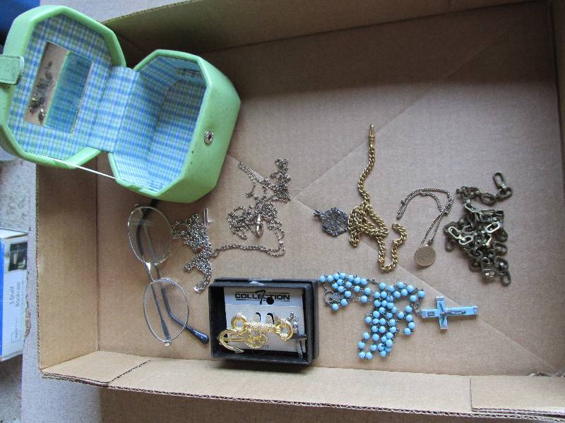 lot 135 image: Lot of jewelry and box...