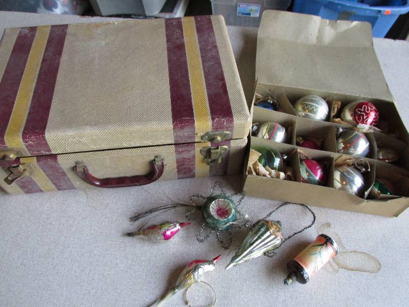 lot 139 image: Lot of vintage Christmas decoration...
