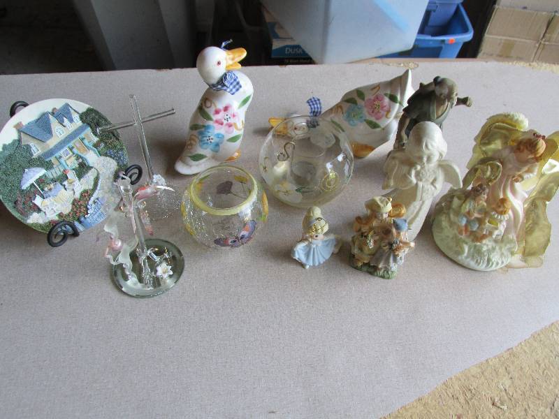 lot 143 image: Nice lot of figures and glassware...