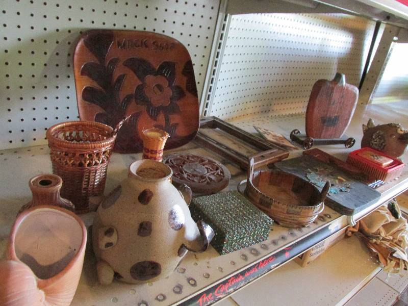 lot 149 image: Lot of assorted wooden dcor...