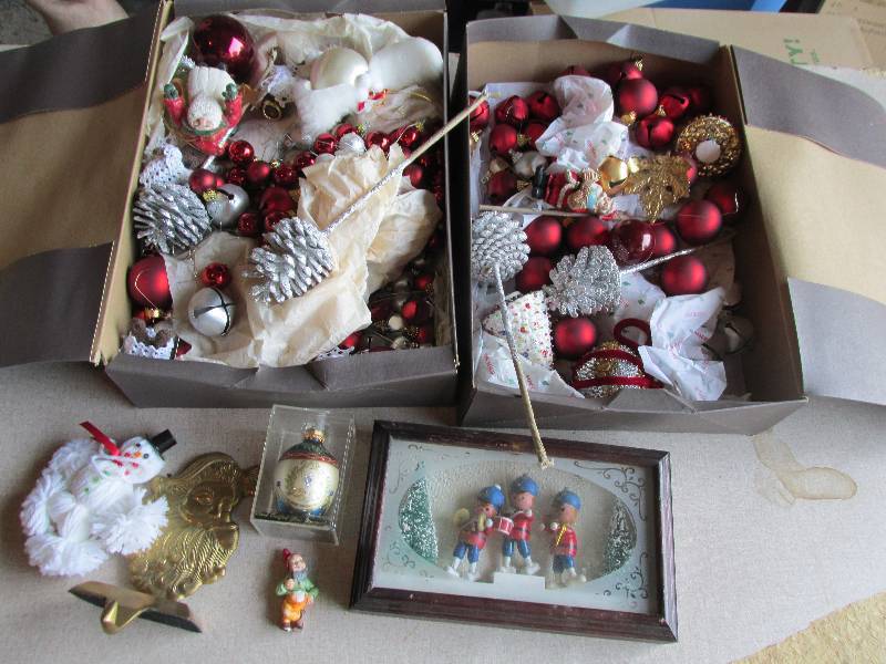 lot 155 image: Lot of vintage Christmas items...