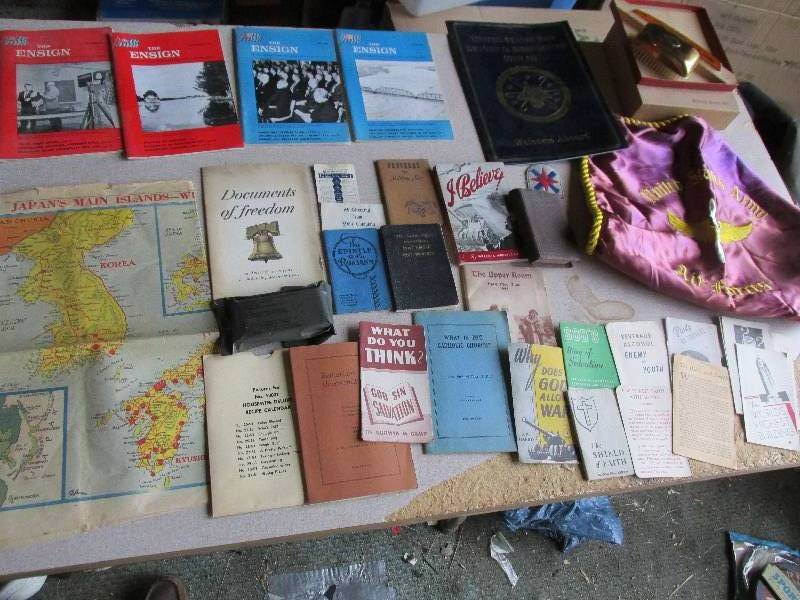 lot 158 image: Lot of vintage pocket items for sol...