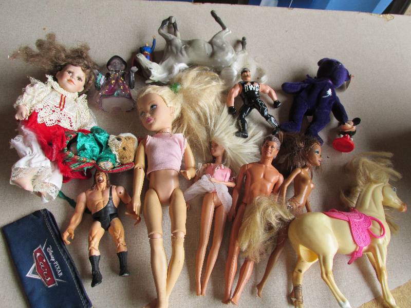 lot 169 image: Assorted dolls and beanie baby...
