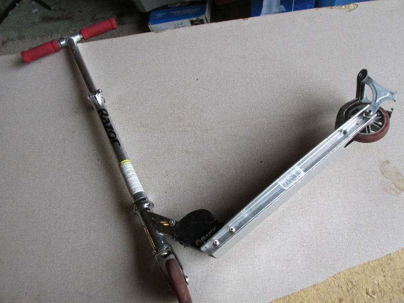lot 170 image: Razor scooter...