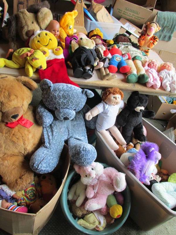 lot 171 image: Lot of dolls and stuffed animals...