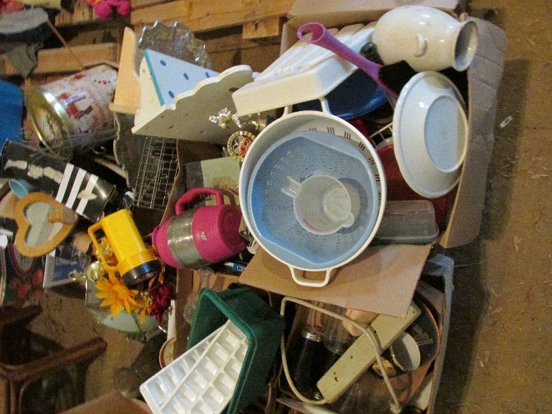 lot 178 image: Pallet of assorted glass, dcor, a...