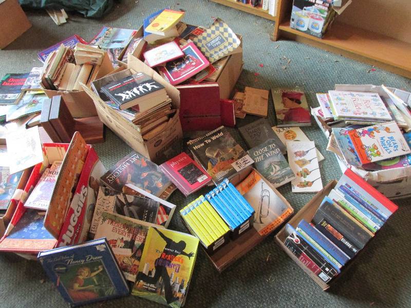 lot 181 image: Huge lot of assorted books, great f...