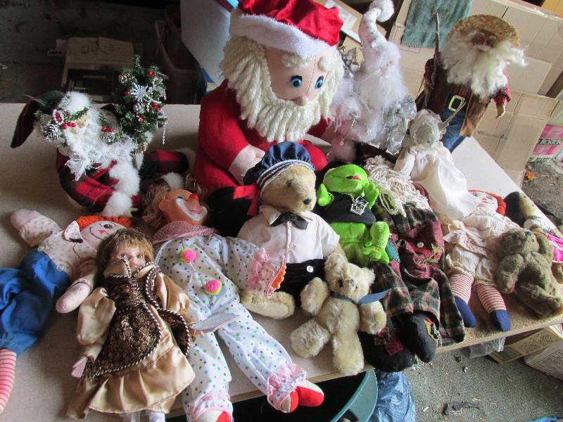 lot 172 image: Lot of assorted dolls...