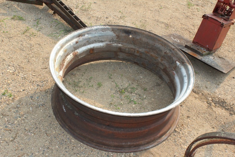 lot 16 image: Tractor Wheel