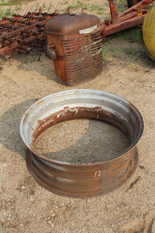lot 17 image: Tractor Wheel