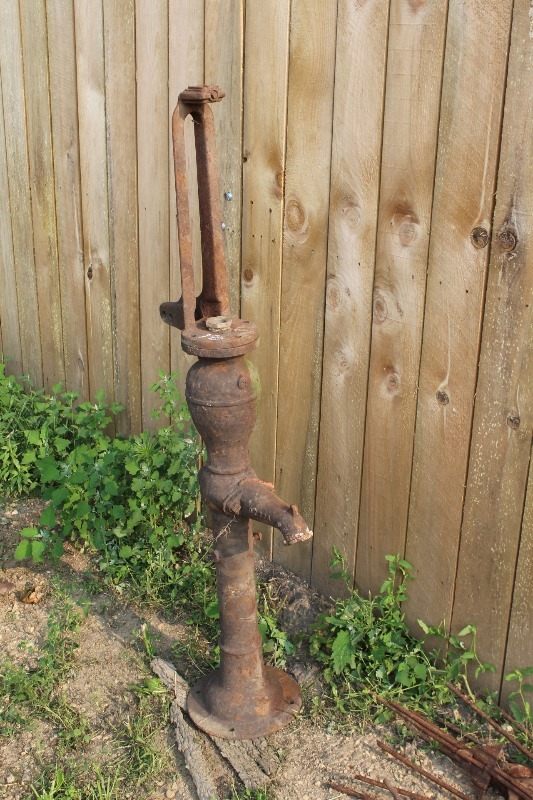 lot 18 image: Vintage Water Pump