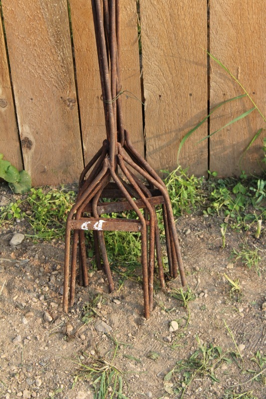 lot 64 image: 8 Count Electric Fence Posts