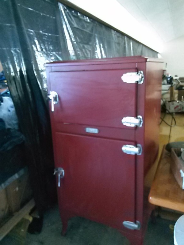 lot 2 image: VERY RARE 1930 COOLERATOR ICE BOX-AWESOME CONDITION