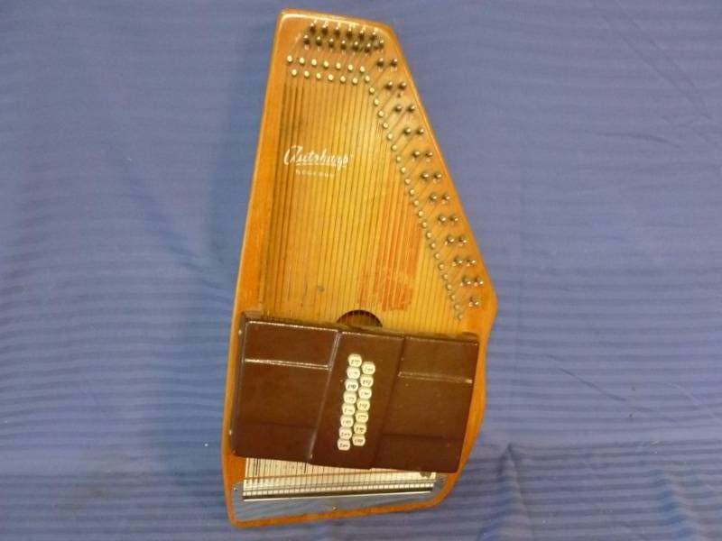 lot 9 image: Vintage Oscar Schmidt Autoharp