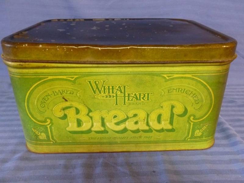 lot 19 image: Vintage Metal Bread Box