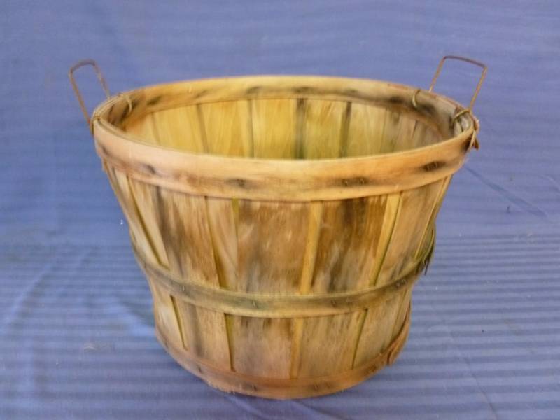 lot 21 image: Wooden Half Bushel Basket