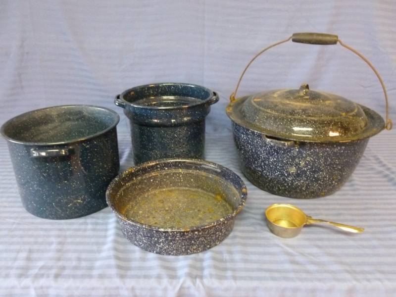 lot 27 image: Enamelware Kettles