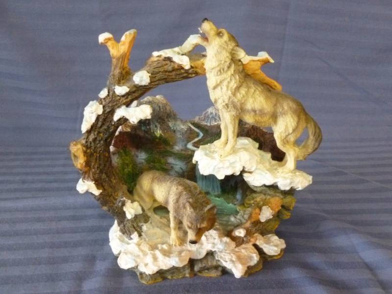 lot 66 image: Wolf Themed Mantle Decoration