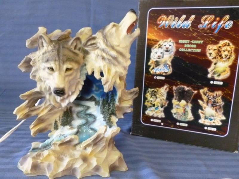 lot 67 image: Wolf Themed Mantle Light