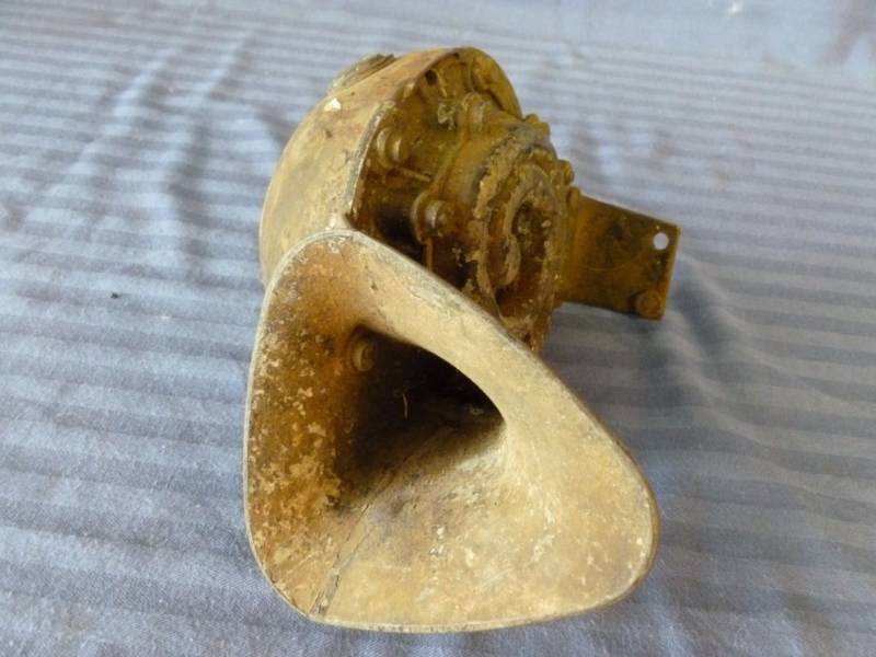 lot 74 image: Vintage Car Horn