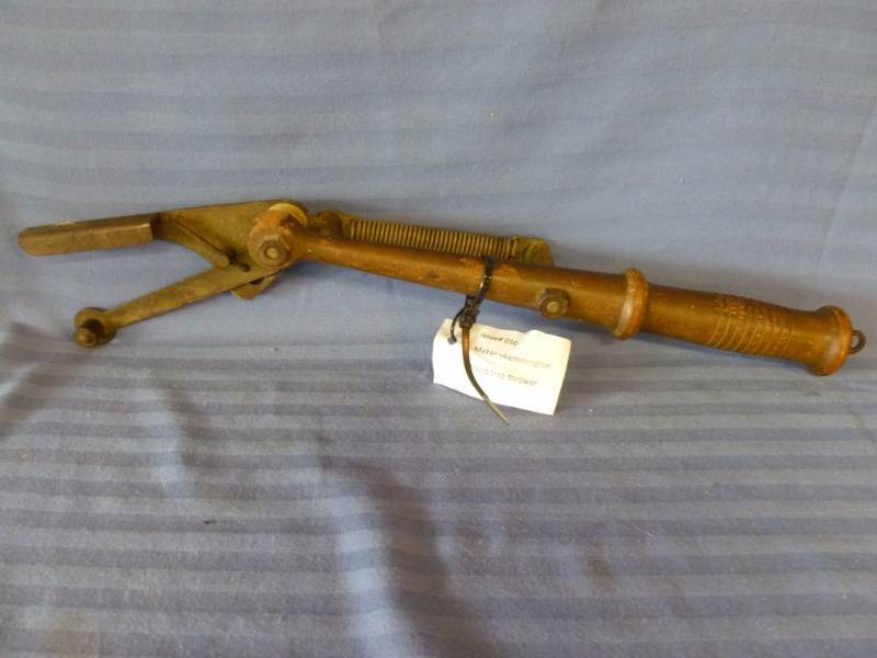 lot 75 image: Vintage Remington Hand Trap Thrower