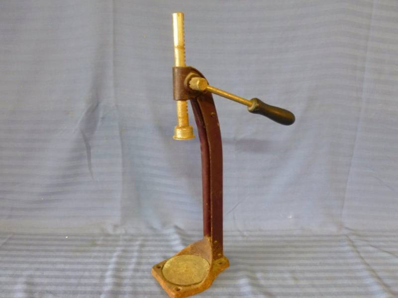 lot 76 image: Vintage Bottle Capper