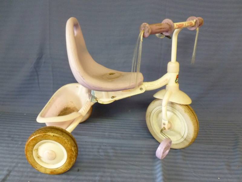 lot 82 image: Radio Flyer Trike