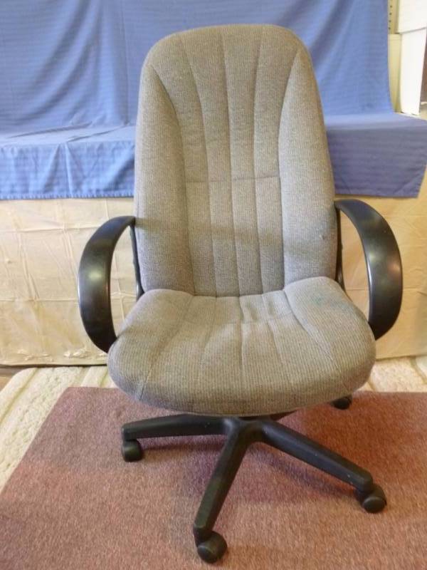 lot 117 image: High Back Office Chair