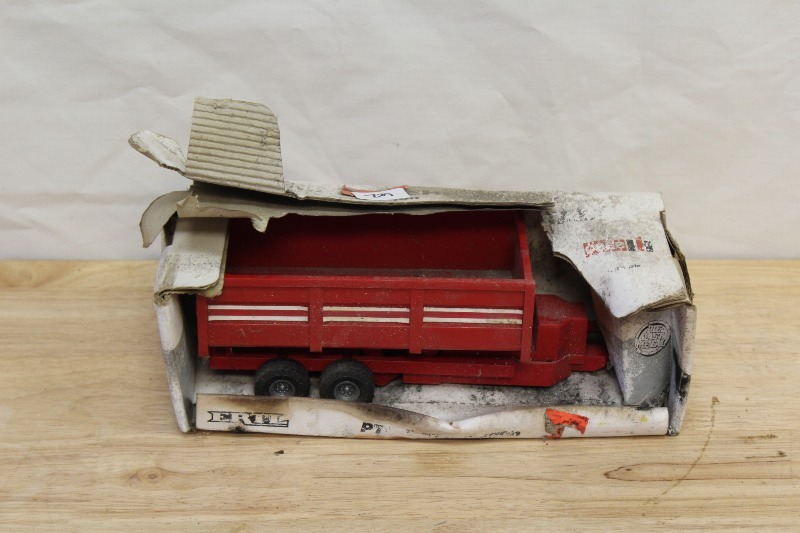 lot 62 image: ERTL Case International PTO Barge Wagon, 1988