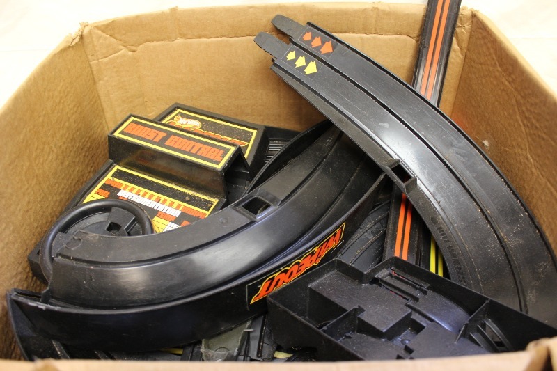 lot 74 image: Hotwheels Wipeout Reace Track