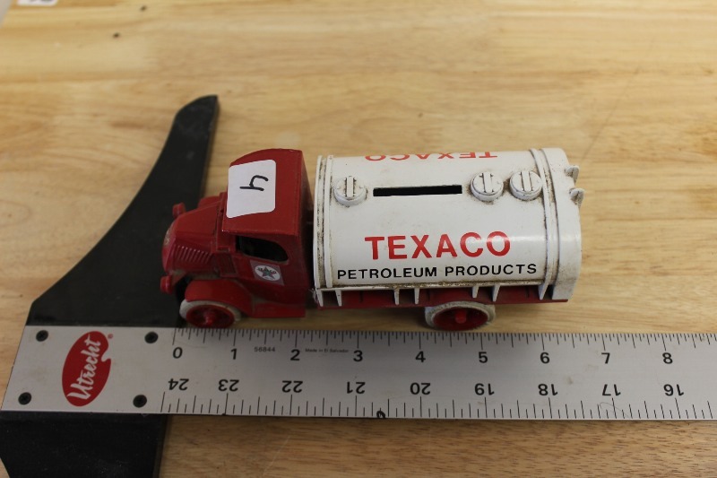 lot 4 image: ERTL 1926 Mack Bulldog