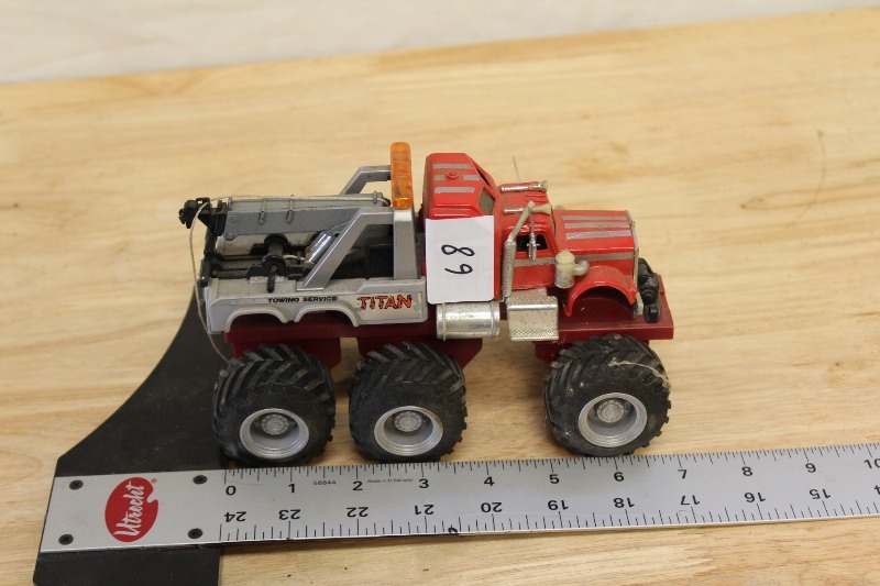lot 89 image: Kenworth Aerodyne Tow Truck