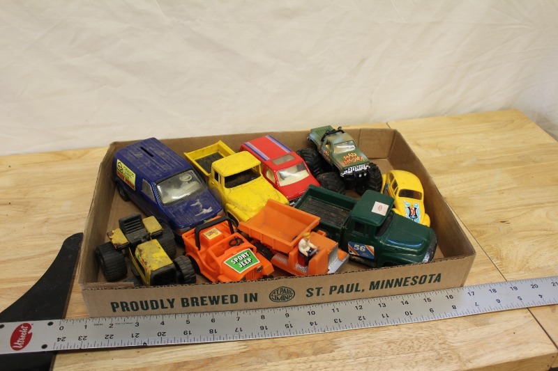 lot 92 image: Lot of Plastic and Tin Vintage Toys