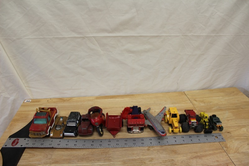 lot 96 image: Vintage Tin  Dicast  Plastic Toys
