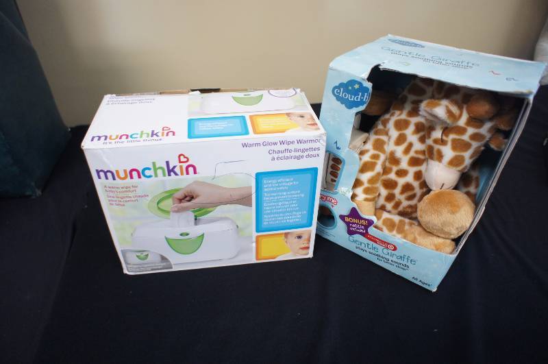 Munchkin Warm Glow Wipe Warmer & Cloud B Gentle Giraffe